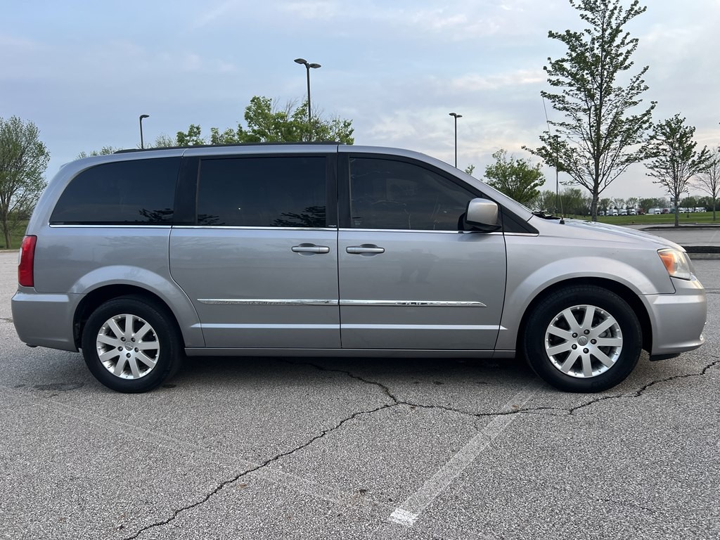 2014 Chrysler Town & Country Image 6