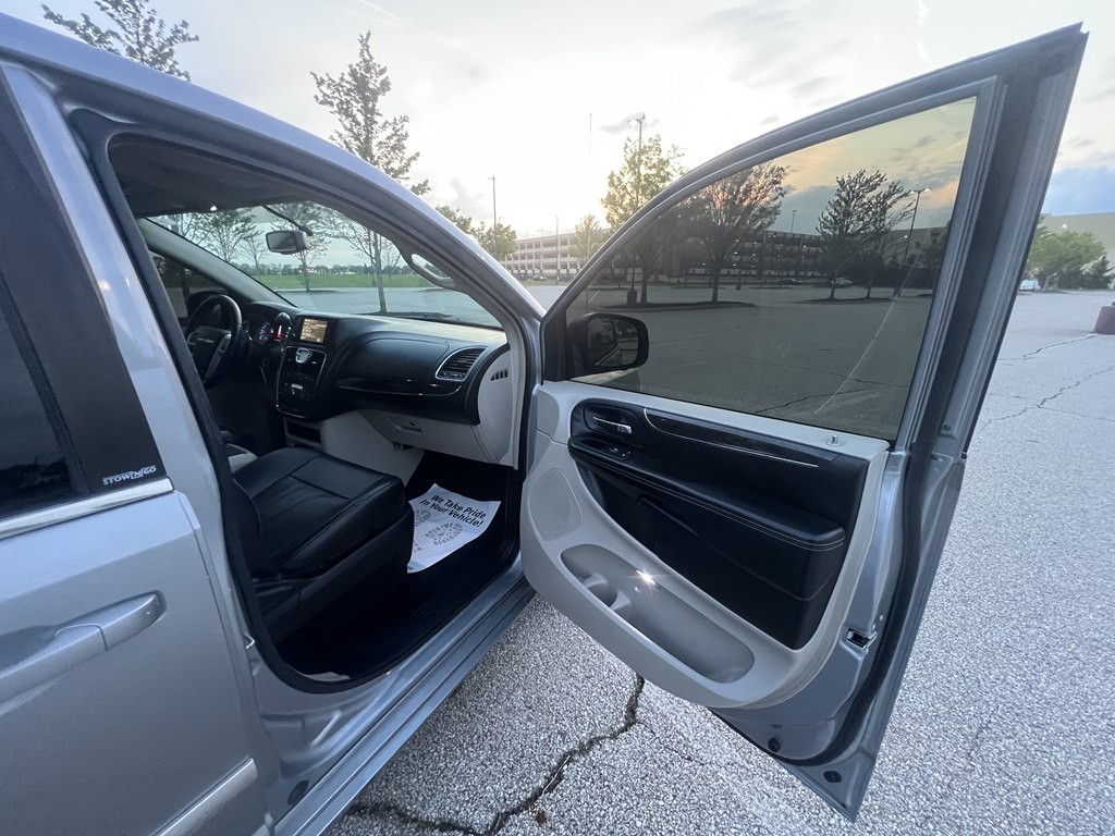 2014 Chrysler Town & Country Image 10