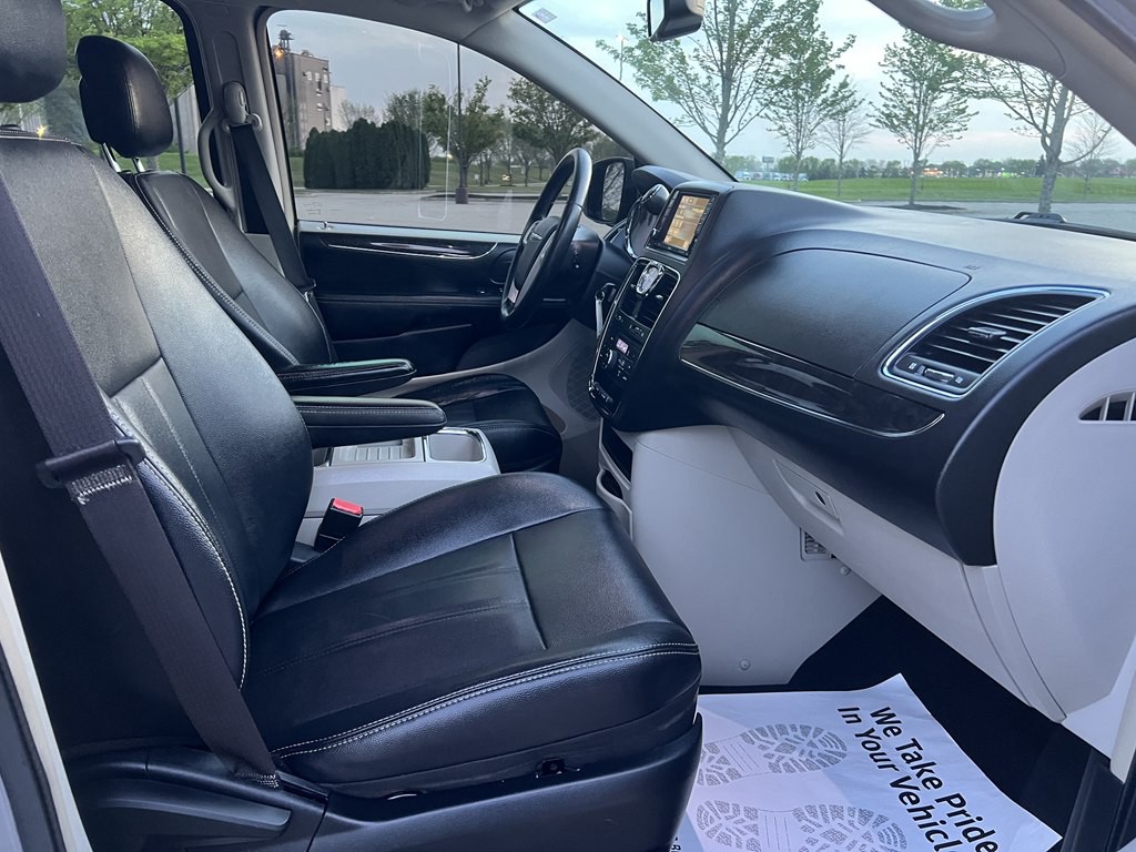 2014 Chrysler Town & Country Image 11