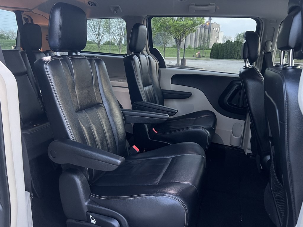2014 Chrysler Town & Country Image 12