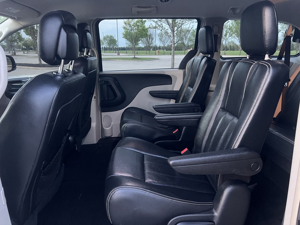 2014 Chrysler Town & Country Image 14