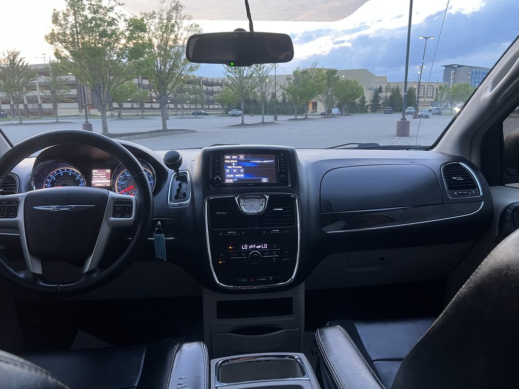 2014 Chrysler Town & Country Image 16