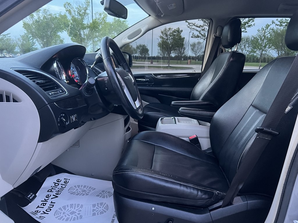 2014 Chrysler Town & Country Image 18