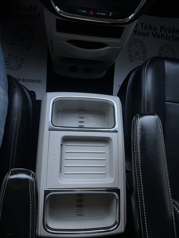 2014 Chrysler Town & Country Image 21