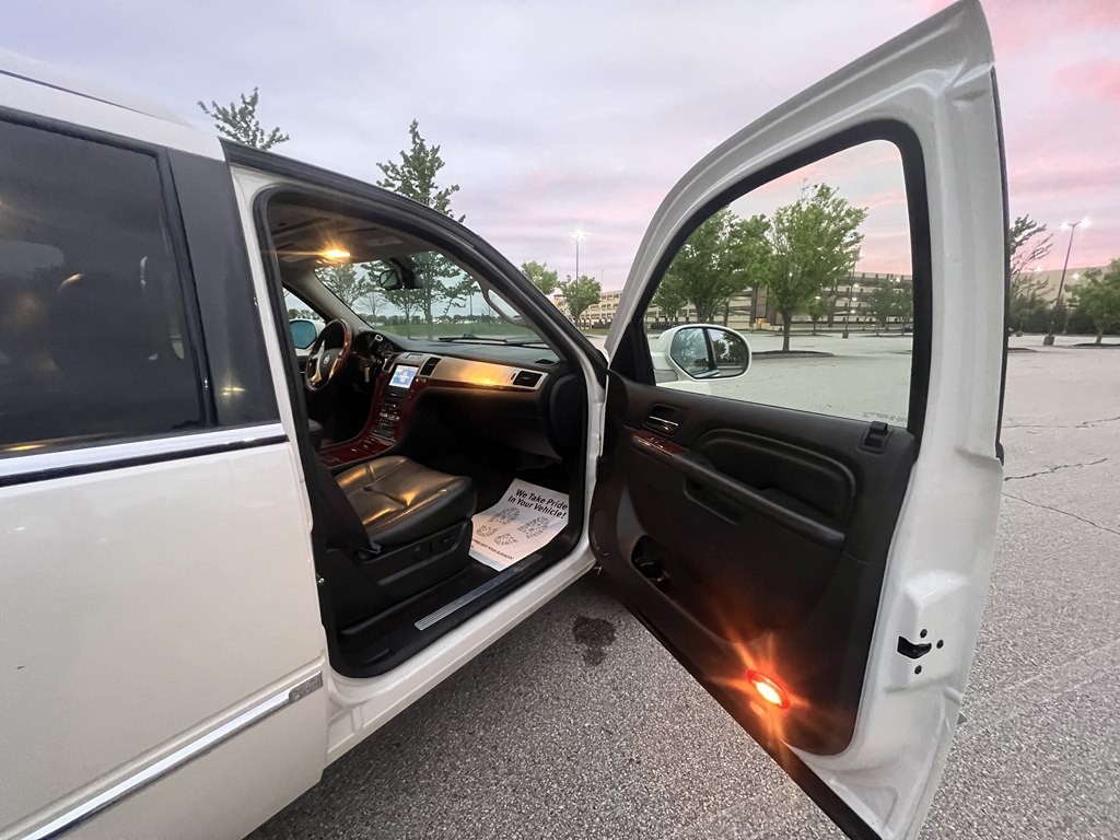 2014 Cadillac Escalade Image 9