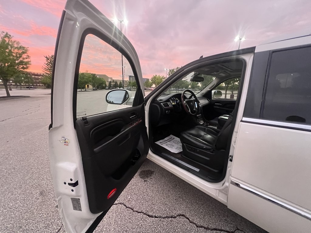 2014 Cadillac Escalade Image 17