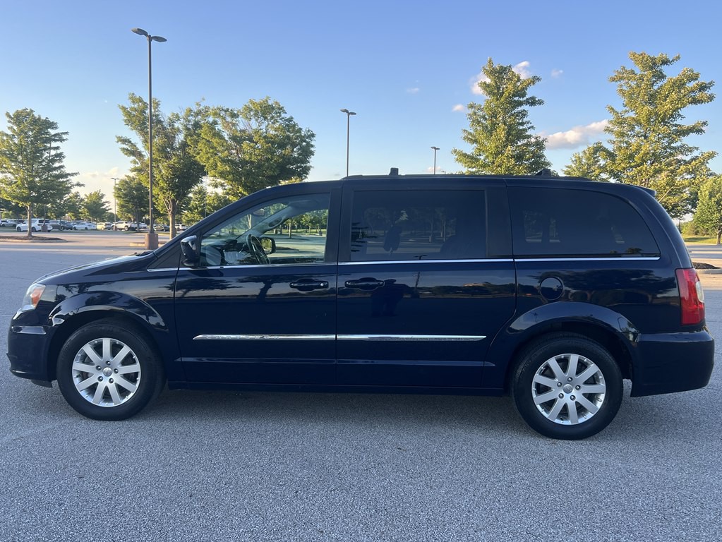 2014 Chrysler Town & Country Image 2
