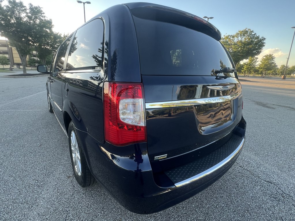 2014 Chrysler Town & Country Image 3
