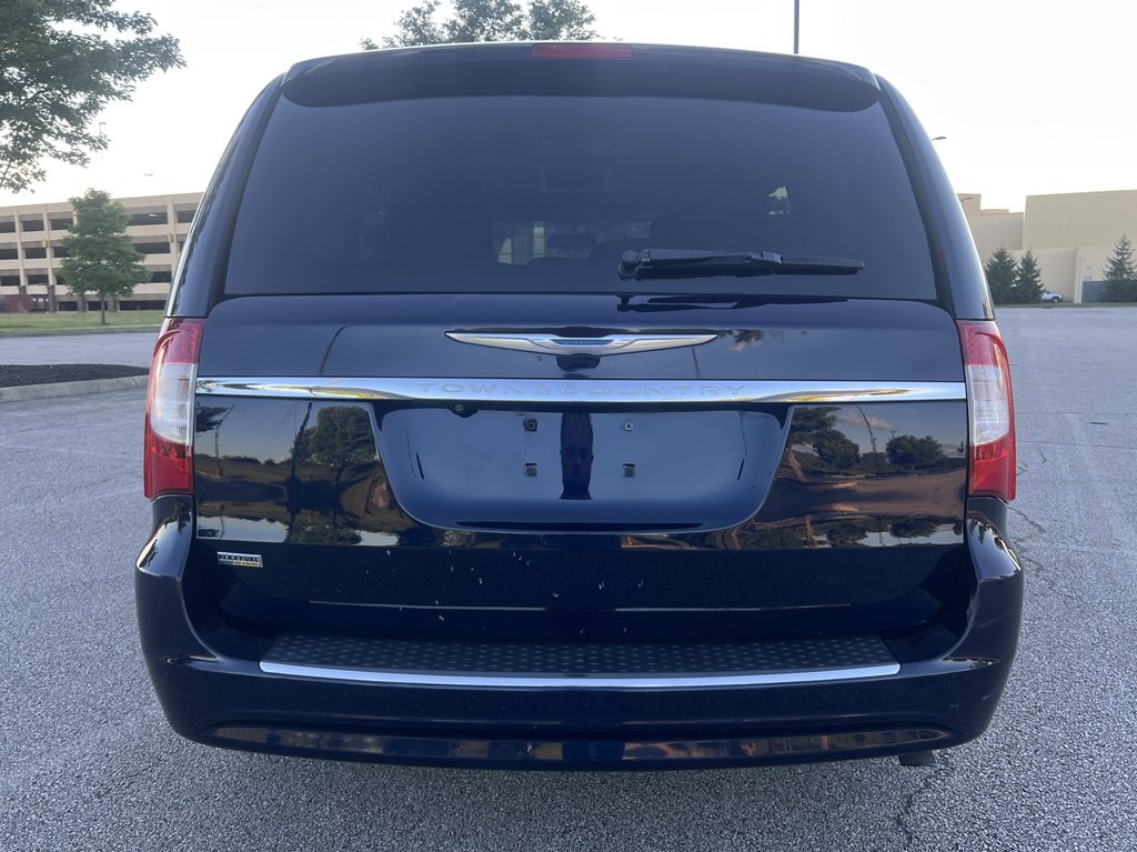 2014 Chrysler Town & Country Image 4