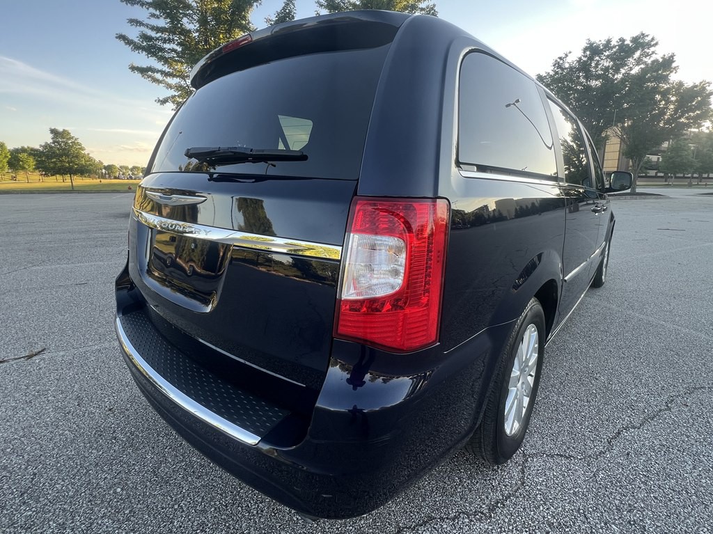 2014 Chrysler Town & Country Image 5