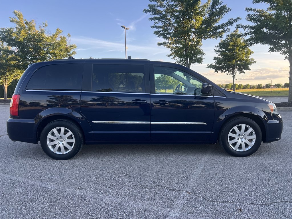 2014 Chrysler Town & Country Image 6