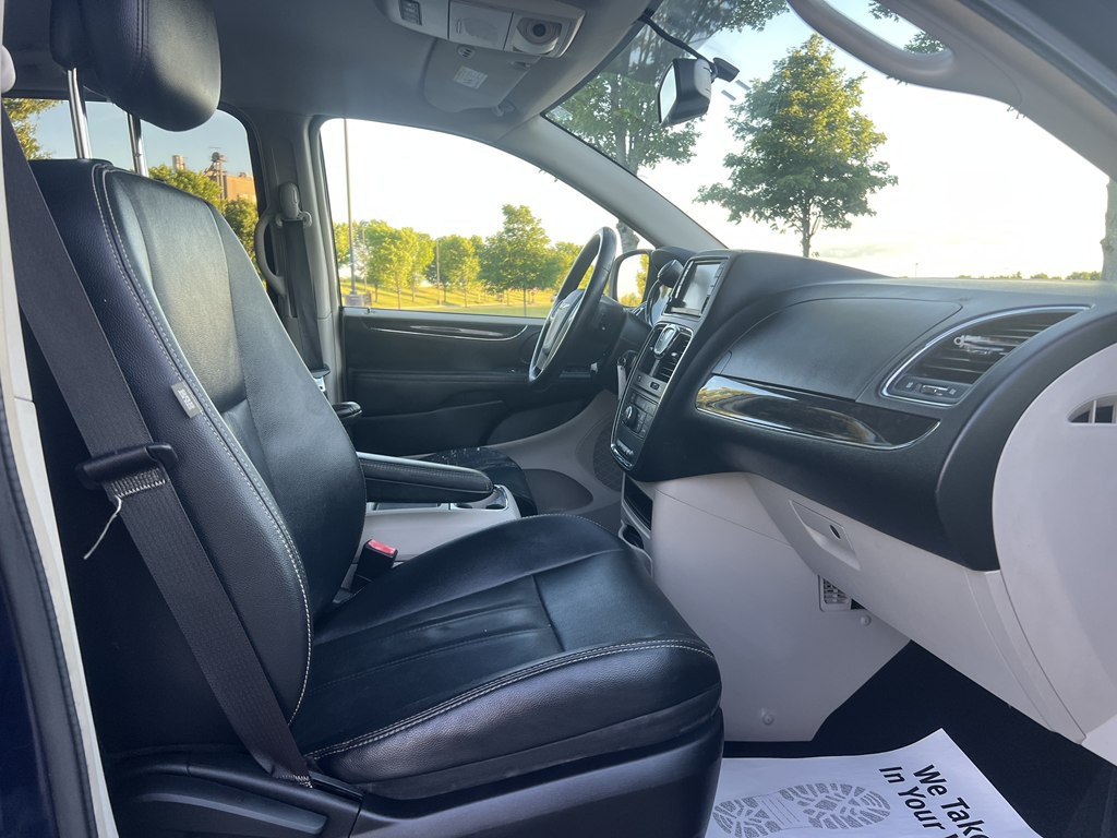 2014 Chrysler Town & Country Image 11