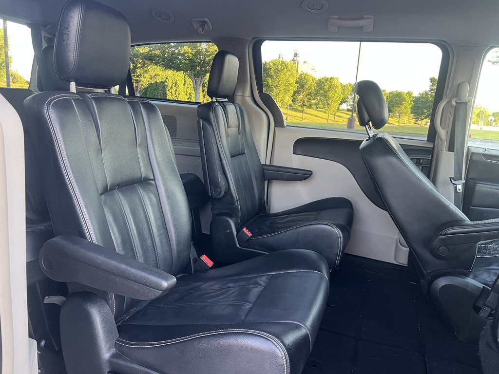 2014 Chrysler Town & Country Image 12
