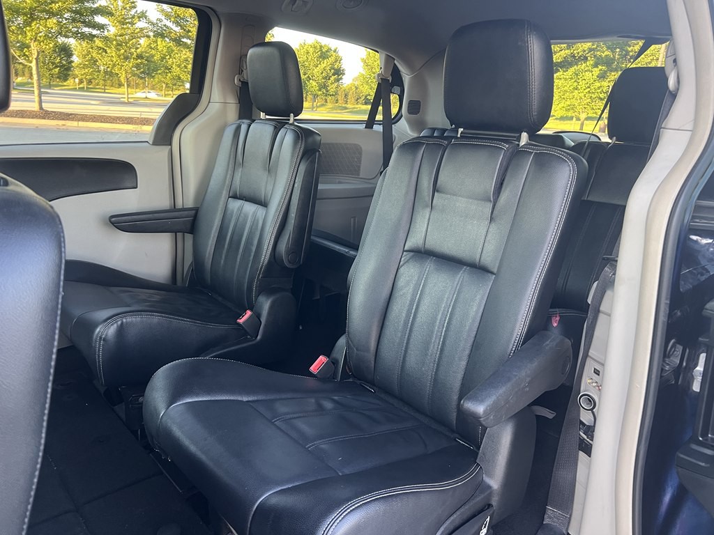 2014 Chrysler Town & Country Image 14
