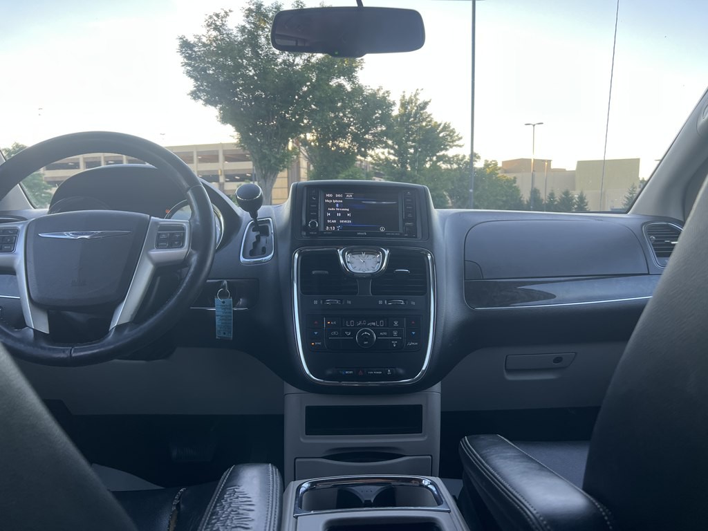 2014 Chrysler Town & Country Image 19