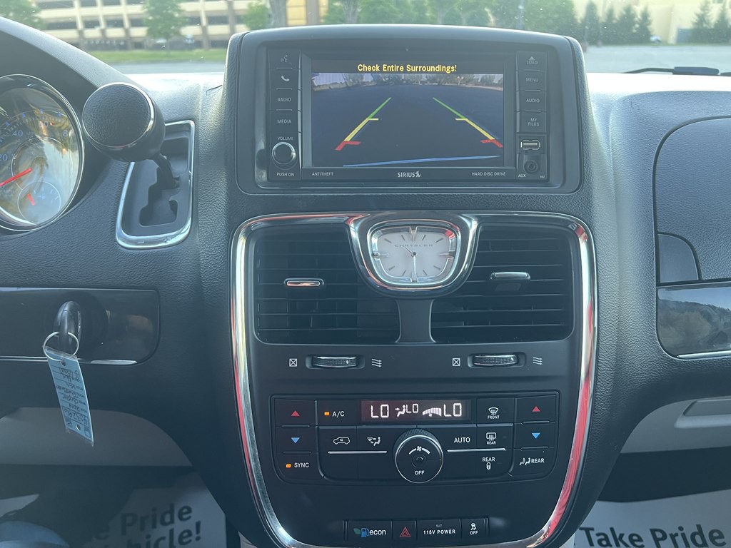 2014 Chrysler Town & Country Image 21