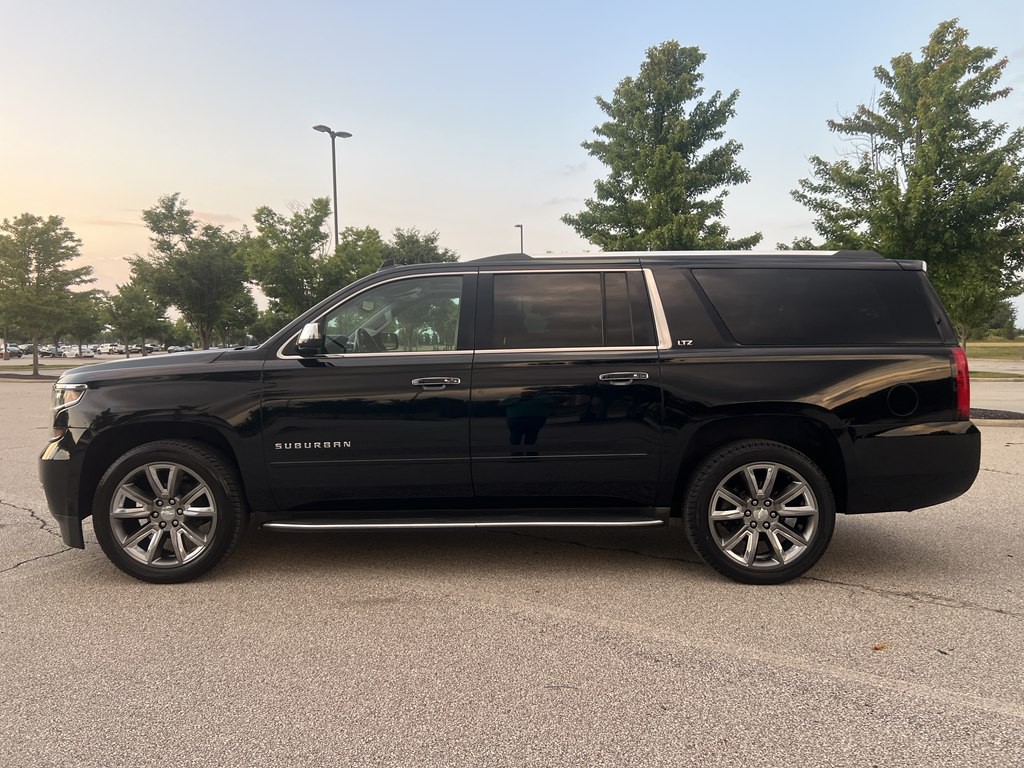 2015 Chevrolet Suburban Image 2