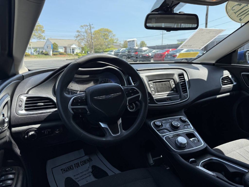 2015 Chrysler 200 Image 10