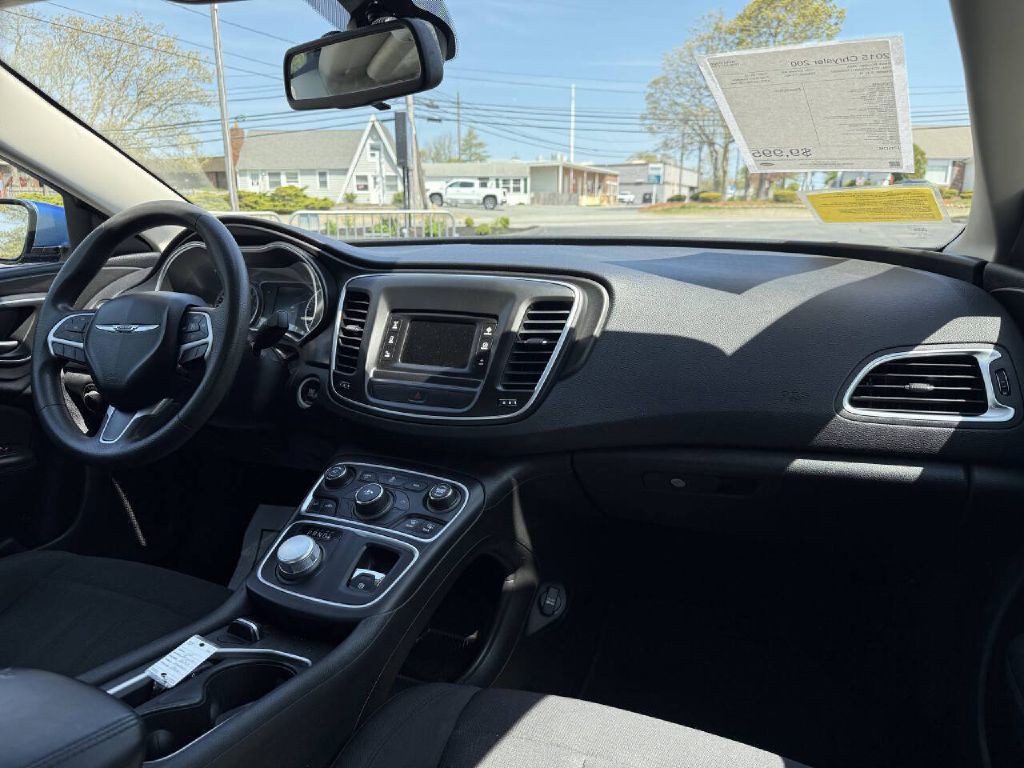 2015 Chrysler 200 Image 12