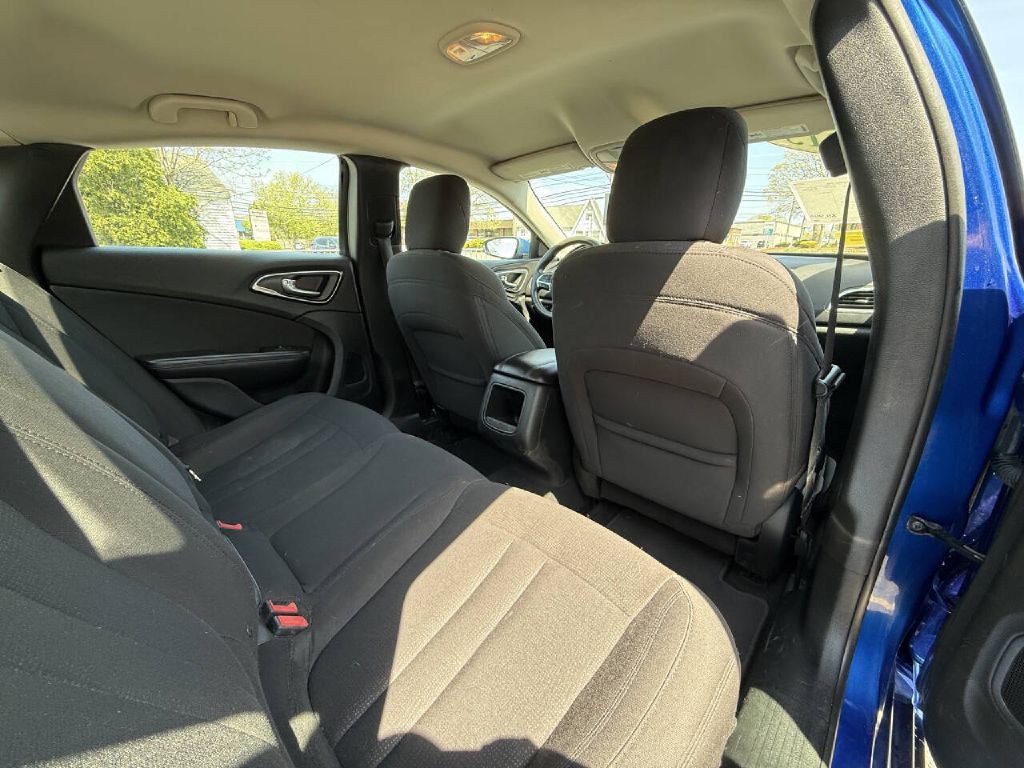 2015 Chrysler 200 Image 14