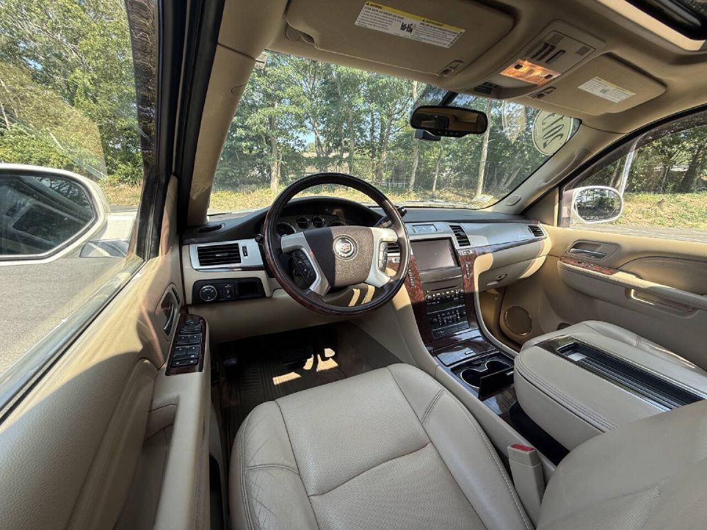 2013 Cadillac Escalade Image 11