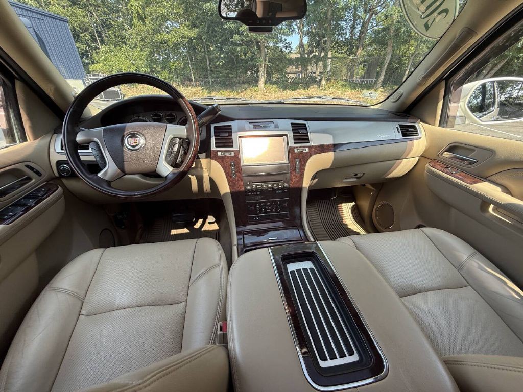 2013 Cadillac Escalade Image 12