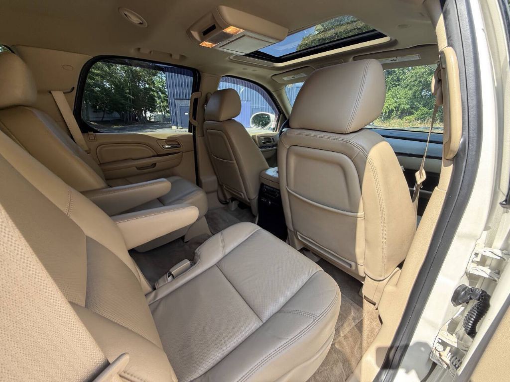 2013 Cadillac Escalade Image 16