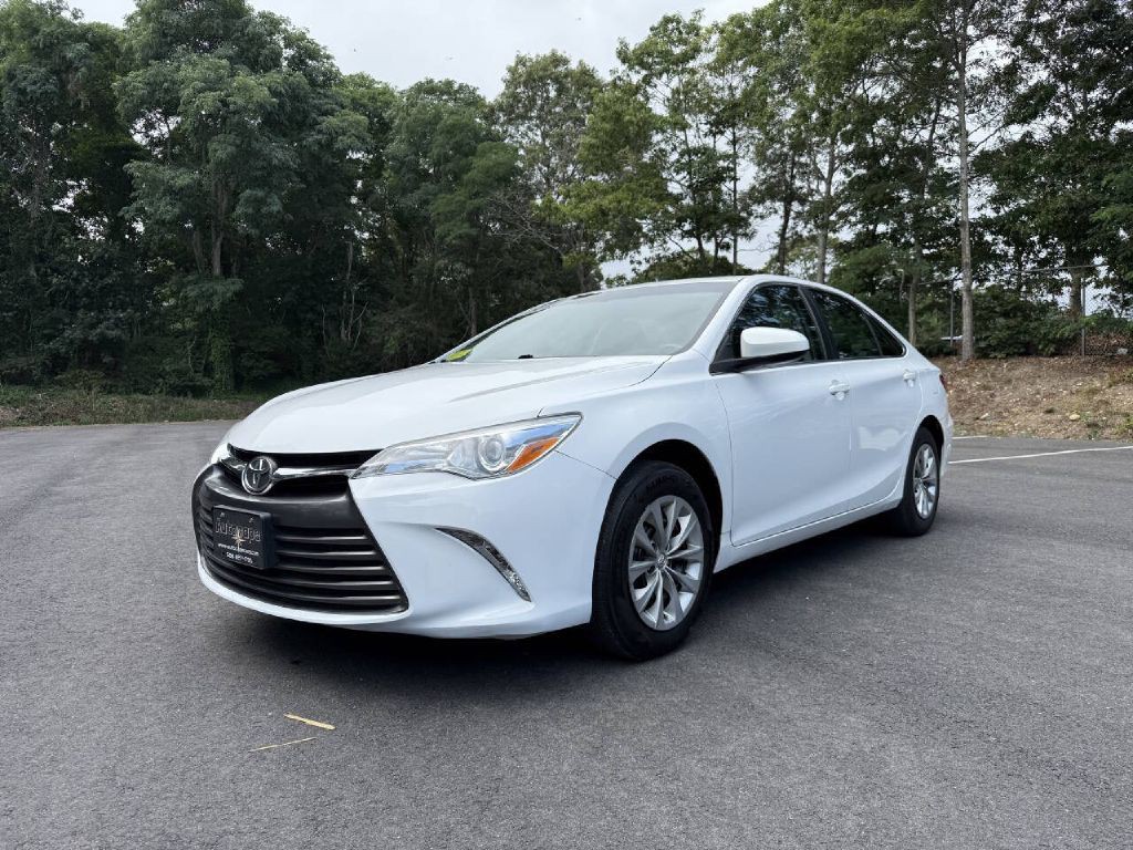 2017 Toyota Camry Image 2