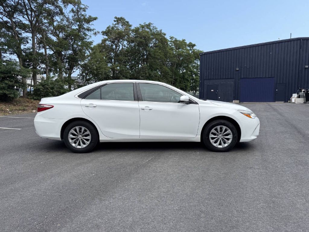 2017 Toyota Camry Image 5