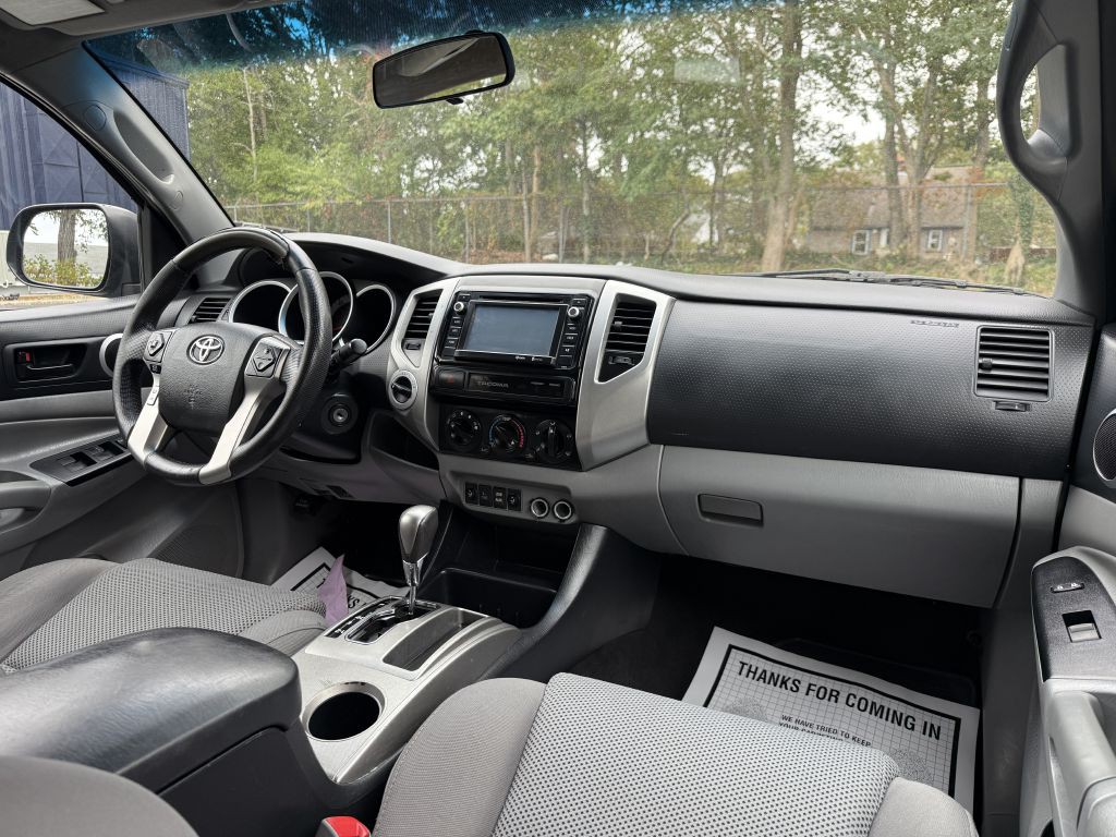 2015 Toyota Tacoma Image 13
