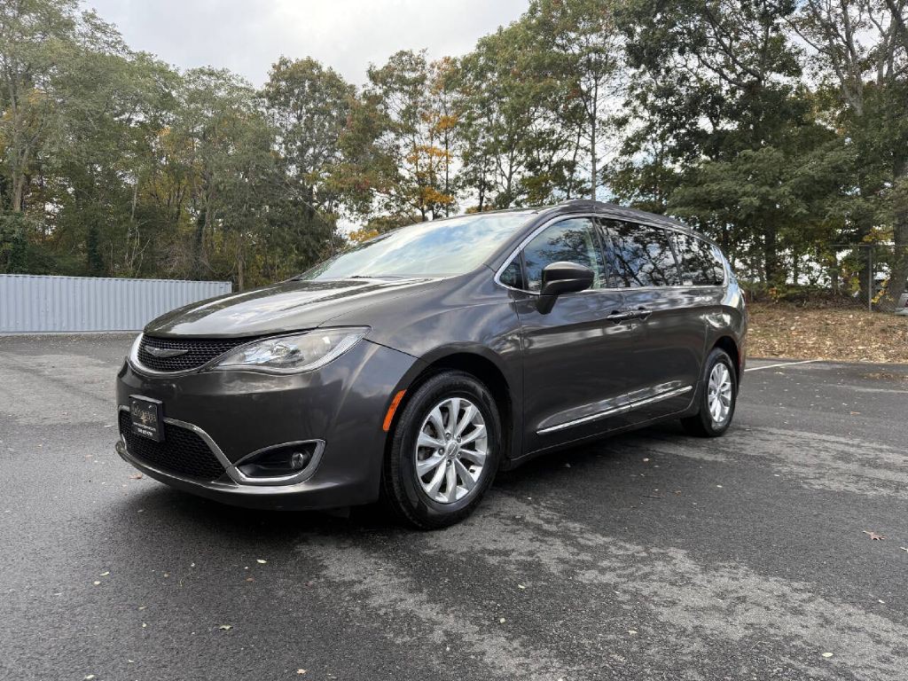 2017 Chrysler Pacifica Image 2