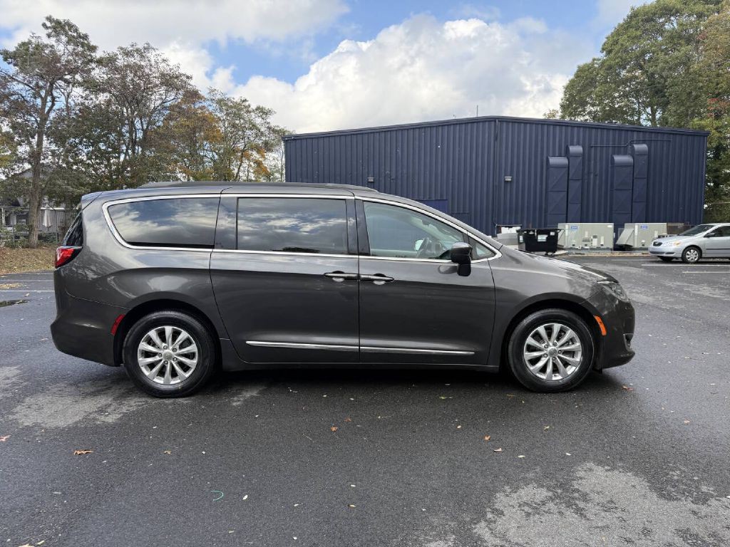 2017 Chrysler Pacifica Image 5