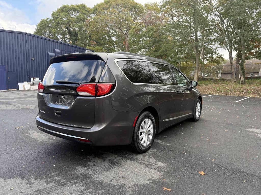 2017 Chrysler Pacifica Image 6