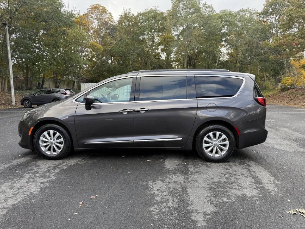 2017 Chrysler Pacifica Image 10