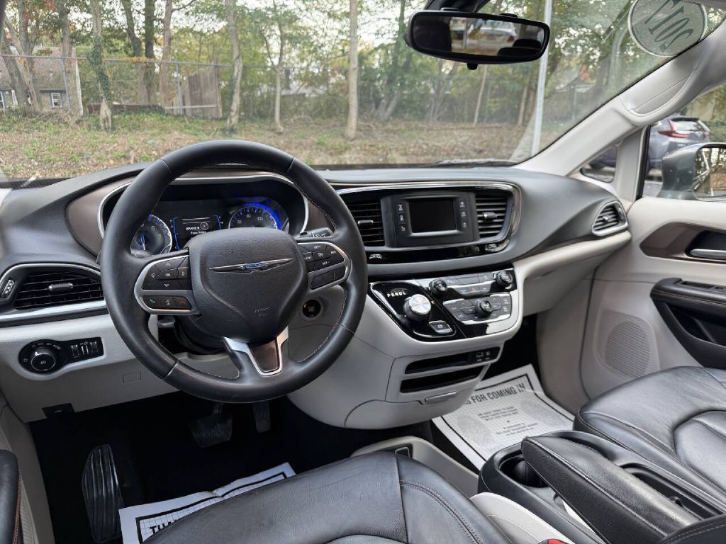 2017 Chrysler Pacifica Image 11