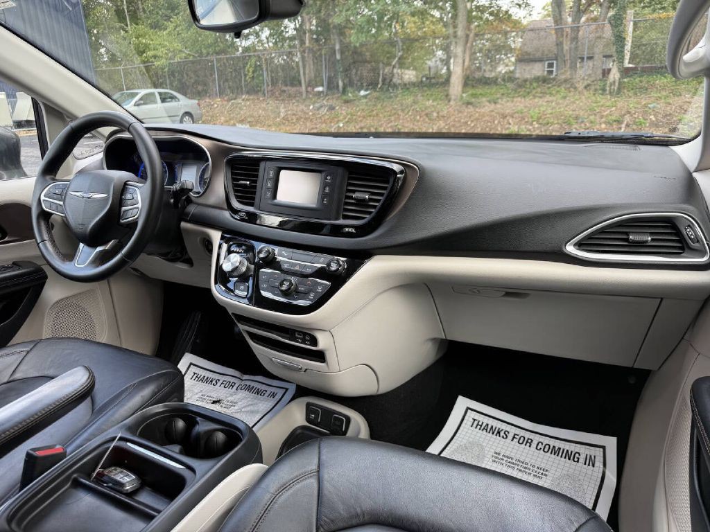 2017 Chrysler Pacifica Image 13