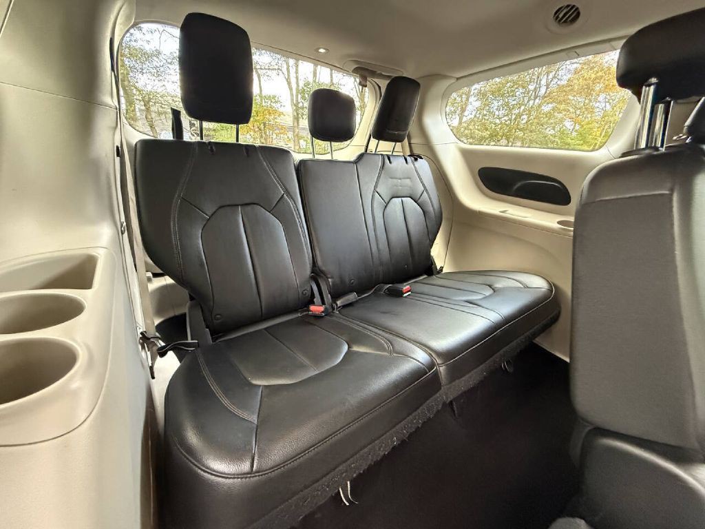 2017 Chrysler Pacifica Image 16