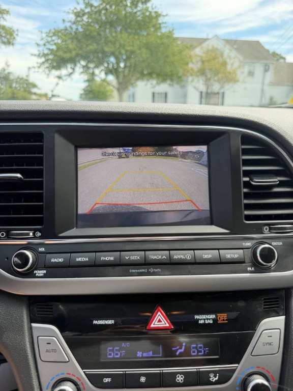 2017 Hyundai Elantra Image 16