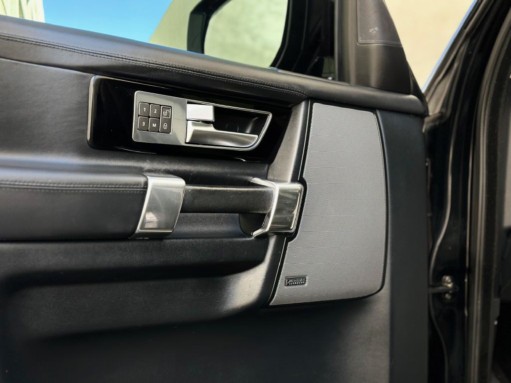 2015 Land Rover LR4 Image 15