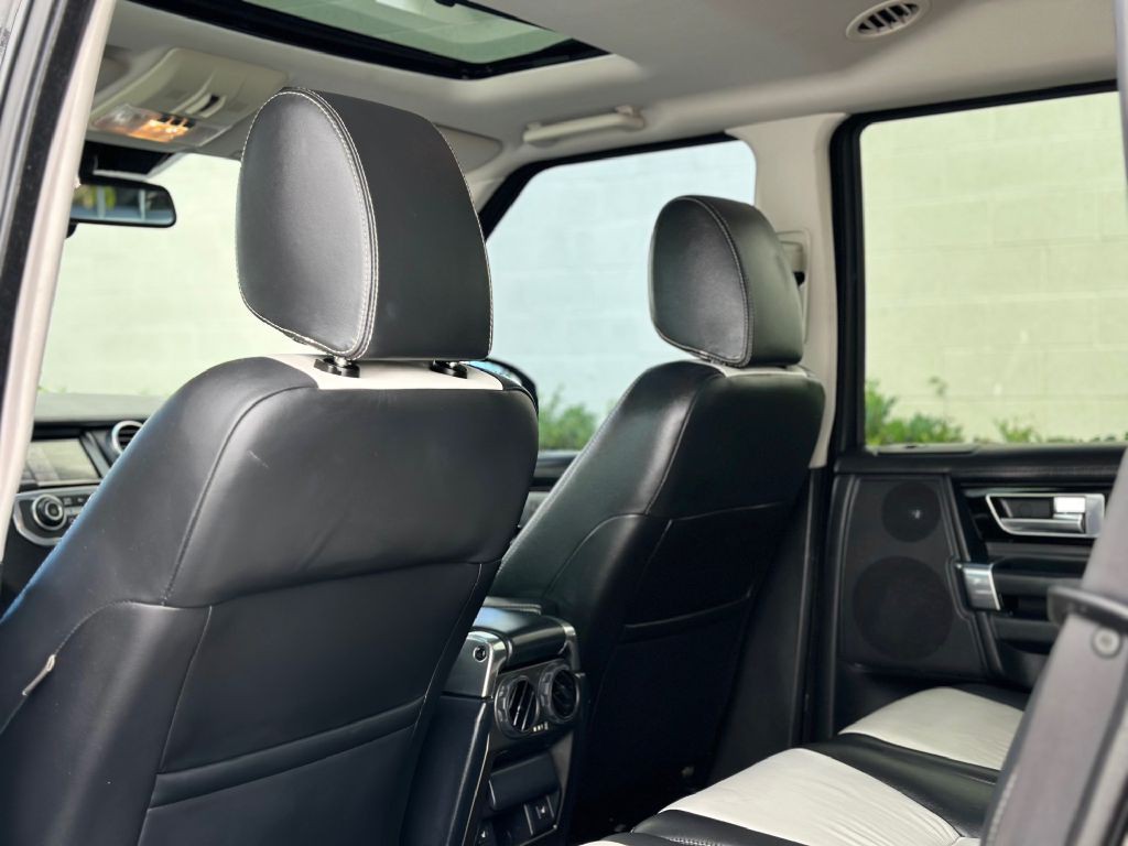 2015 Land Rover LR4 Image 19