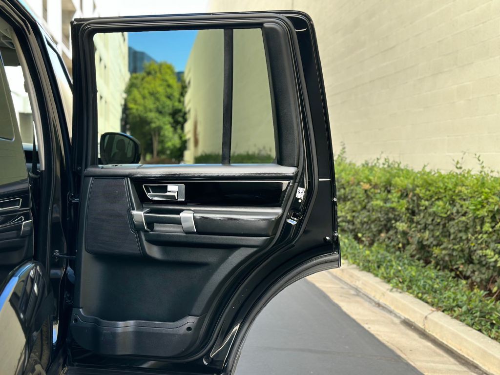 2015 Land Rover LR4 Image 25