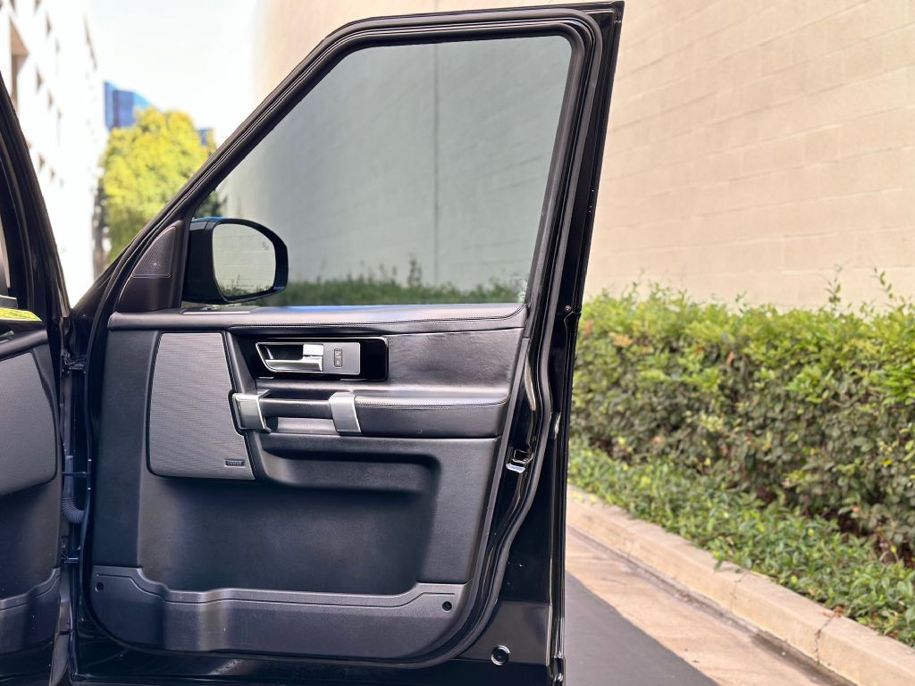 2015 Land Rover LR4 Image 28