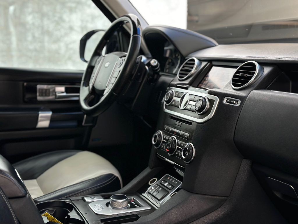 2015 Land Rover LR4 Image 29