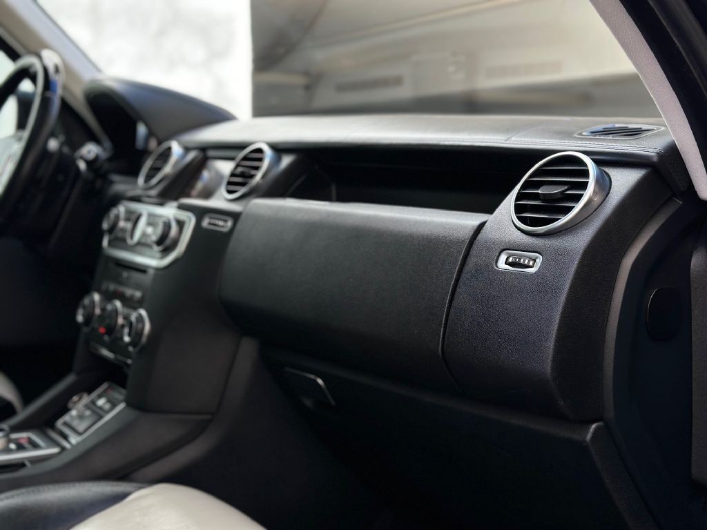 2015 Land Rover LR4 Image 30