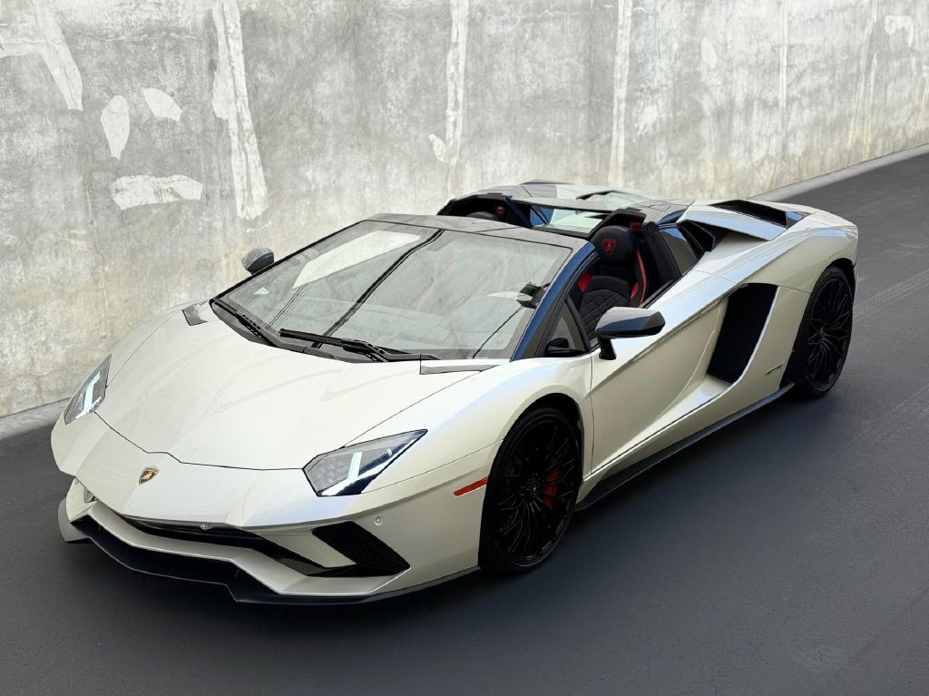 2019 Lamborghini Aventador Image 1