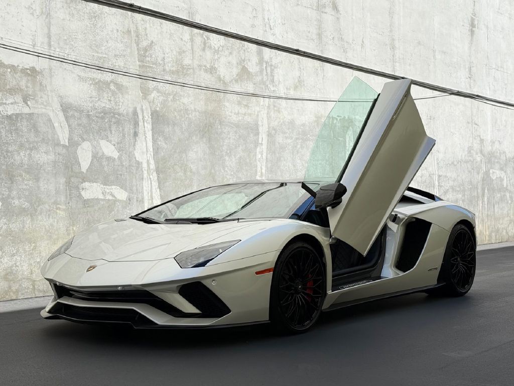 2019 Lamborghini Aventador Image 2