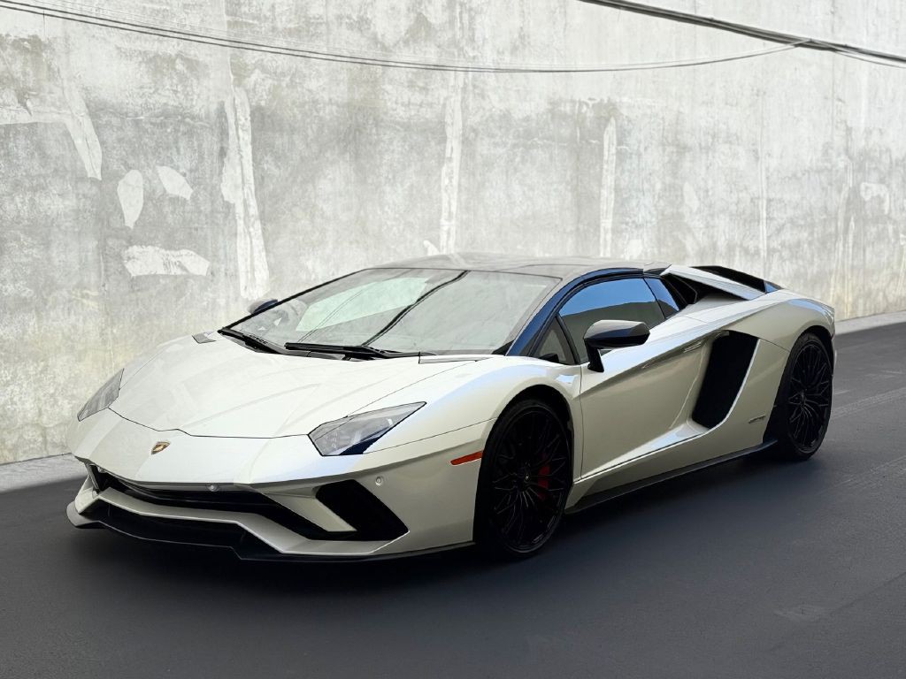 2019 Lamborghini Aventador Image 4