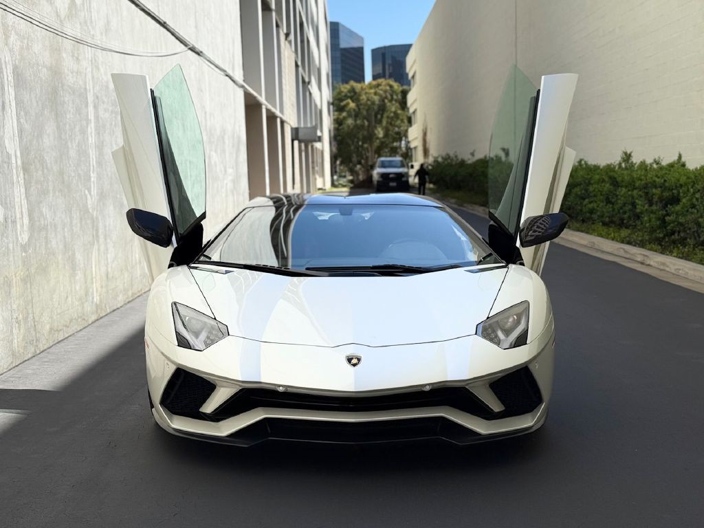 2019 Lamborghini Aventador Image 8
