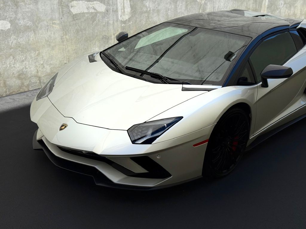 2019 Lamborghini Aventador Image 10