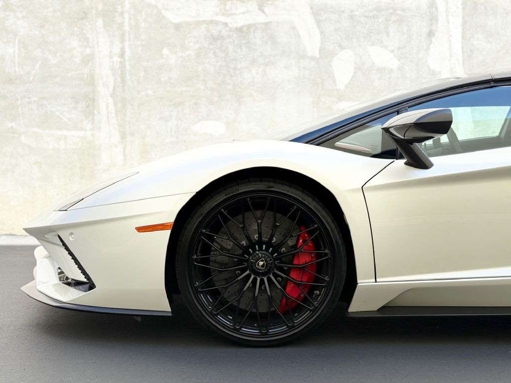 2019 Lamborghini Aventador Image 13